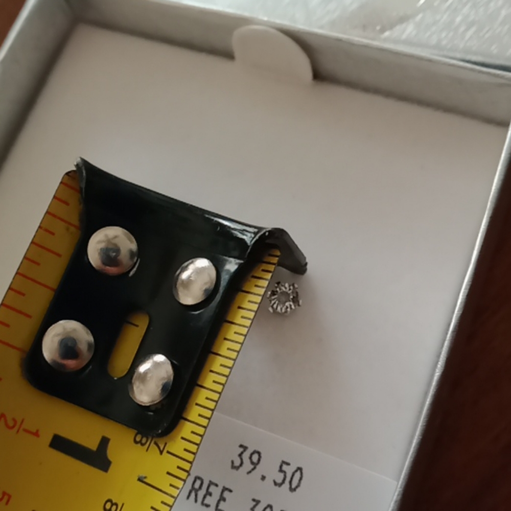 Gen. Diamond small stud earrings - Picture 3 of 6